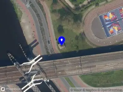 Ambulance met gepaste spoed naar de Energieweg in Rotterdam