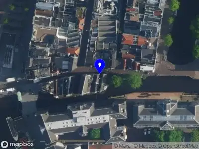 Ambulance met gepaste spoed naar de Grimburgwal in Amsterdam