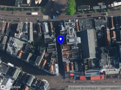 Ambulance met grote spoed naar de Halvemaansteeg in Amsterdam