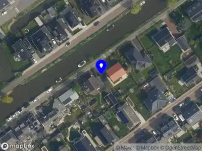 Ambulance met grote spoed naar de Kastanjewetering in Delft