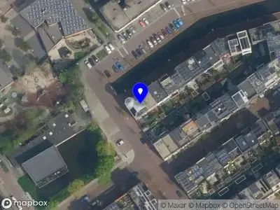 Ambulance met grote spoed naar de Ada van Hollandstraat in Delft