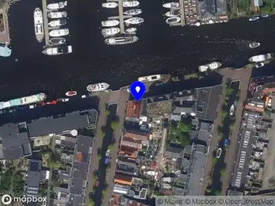 Ambulance met gepaste spoed naar de Havenkade in Leiden