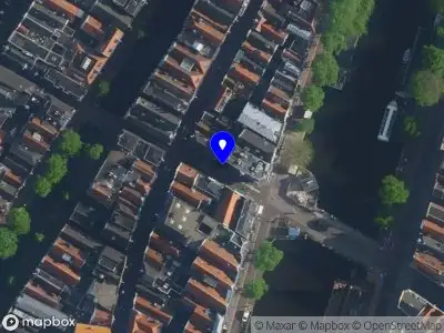 Ambulance met grote spoed naar de Stormsteeg in Amsterdam