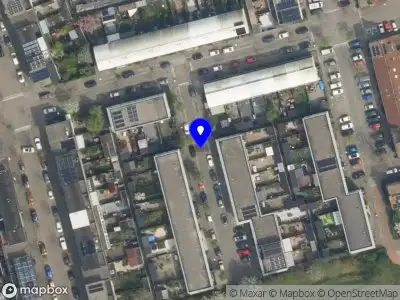 Ambulance met grote spoed naar de Tutustraat in Delft