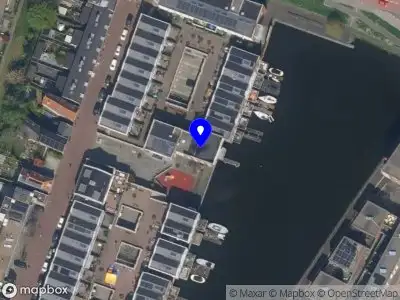 Ambulance met grote spoed naar de Werf De Hoop in Vlaardingen