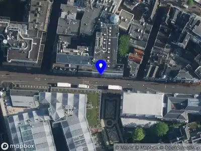 Ambulance met gepaste spoed naar de Amstelstraat in Amsterdam