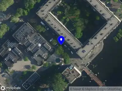 Ambulance met gepaste spoed naar de Oostenburgergracht in Amsterdam