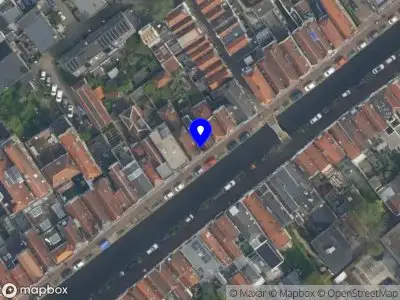 Brandweer met grote spoed naar de Achter de Vismarkt in Gouda vanwege afhijsen patient