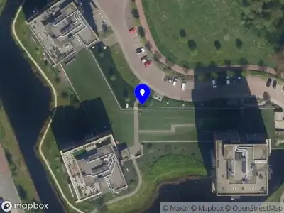 Ambulance met grote spoed naar de Drevenpark in Vlaardingen