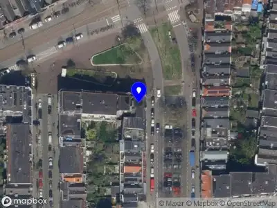 Ambulance naar de Claes de Vrieselaan in Rotterdam
