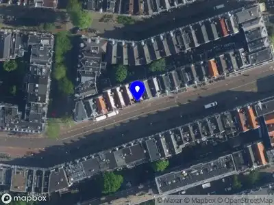 Ambulance met grote spoed naar de Pieter Lodewijk Takstraat in Amsterdam