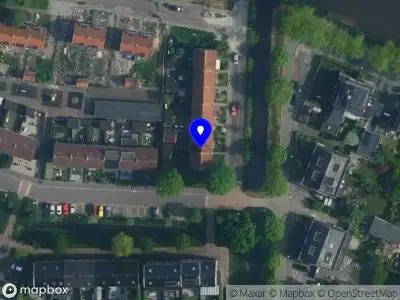 Ambulance met grote spoed naar de D.H. de Castrostraat in Ouderkerk aan de Amstel