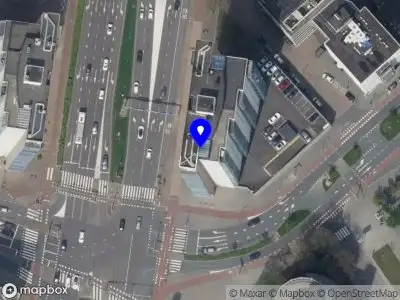 Ambulance met grote spoed naar de Strevelsweg in Rotterdam