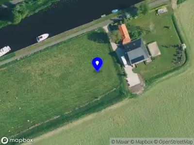 Politie naar de Kanaaldijk in Giethoorn vanwege voertuigen te water