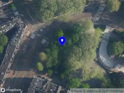 Ambulance met grote spoed naar de Frederik Hendrikplantsoen in Amsterdam