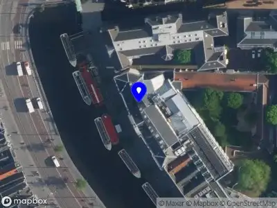 Ambulance met gepaste spoed naar de Oude Turfmarkt in Amsterdam