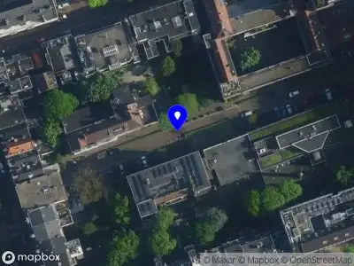 Ambulance met grote spoed naar de Voormalige Stadstimmertuin in Amsterdam