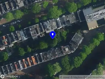 Ambulance met grote spoed naar de Metrostation Weesperplein in Amsterdam
