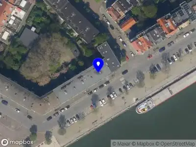 Ambulance met grote spoed naar de Prins Hendrikkade in Rotterdam