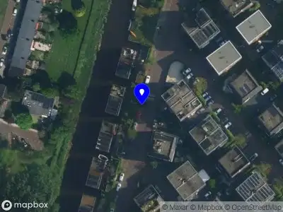 Ambulance met grote spoed naar de Moestuinlaan in Amsterdam