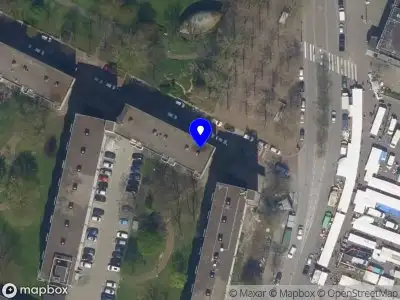 Ambulance met grote spoed naar de Essenburgsingel in Rotterdam vanwege waarnemen gaslucht