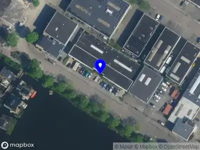 Ambulance met grote spoed naar de Veldbiesstraat in Amsterdam