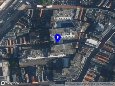 Ambulance met gepaste spoed naar de Dirk van Hasseltssteeg in Amsterdam