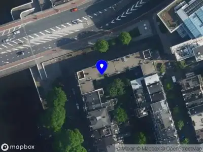 Ambulance met gepaste spoed naar de Mauritsstraat in Amsterdam