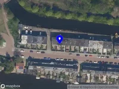 Ambulance met grote spoed naar de Zestienhovensekade in Rotterdam