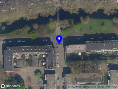 Ambulance met grote spoed naar de Spiegelnisserkade in Rotterdam