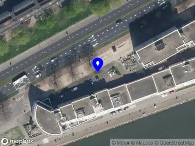 Ambulance met gepaste spoed naar de Maasboulevard in Rotterdam