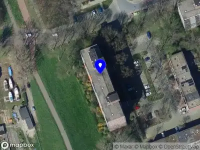 Ambulance met grote spoed naar de Kaneelhof in Hoogvliet Rotterdam