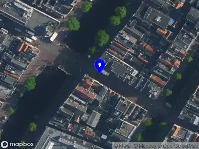 Ambulance met grote spoed naar de Oude Doelenstraat in Amsterdam