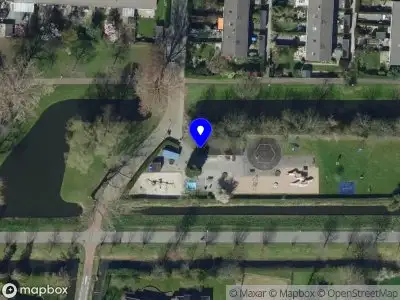 Ambulance met grote spoed naar de Schoonveld in Rotterdam