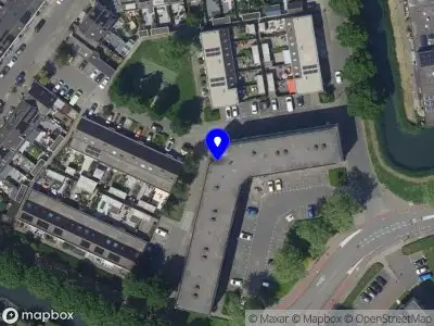 Ambulance met grote spoed naar de Van Doesburg-erf in Dordrecht