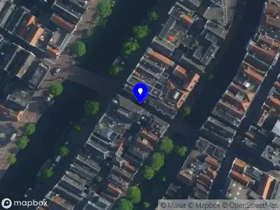 Ambulance met gepaste spoed naar de Korte Niezel in Amsterdam