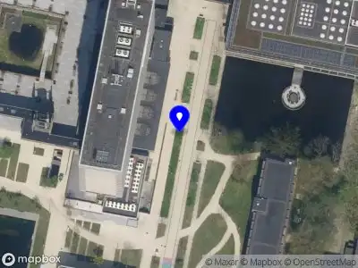 Ambulance met gepaste spoed naar de Burgemeester Oudlaan in Rotterdam