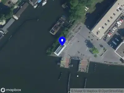 Ambulance met grote spoed naar de Pontplein in Amsterdam