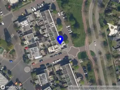 Ambulance met grote spoed naar de Annie Romein-Verschoorkade in Vlaardingen