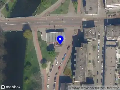 Ambulance met grote spoed naar de Vredenoordkade in Rotterdam