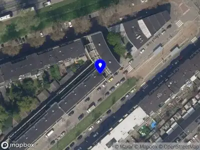 Ambulance met grote spoed naar de Wolphaertsbocht in Rotterdam