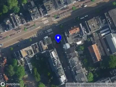 Ambulance met grote spoed naar de Anna van den Vondelstraat in Amsterdam