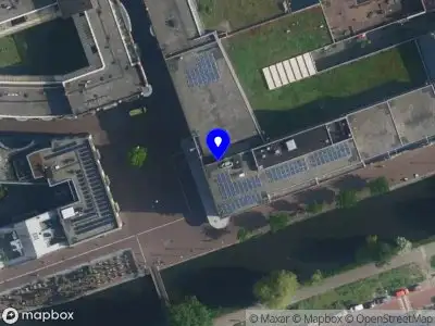 Ambulance met grote spoed naar de Oranje-Vrijstaatplein in Amsterdam