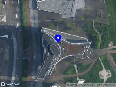 Ambulance met grote spoed naar de Beethovenplein in Amsterdam