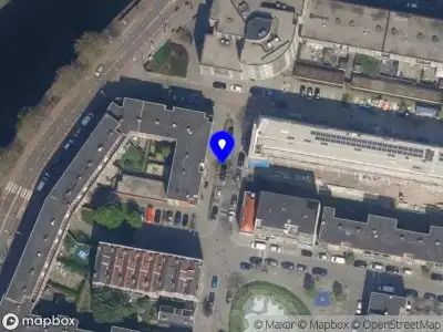 Ambulance met grote spoed naar de Frederikdwarsstraat in Rotterdam