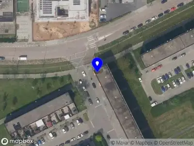 Ambulance met grote spoed naar de Emelissedijk in Rotterdam