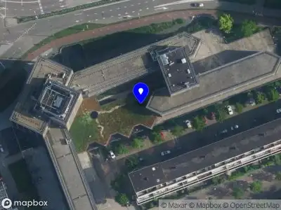 Ambulance met grote spoed naar de Maliebaan in Amsterdam