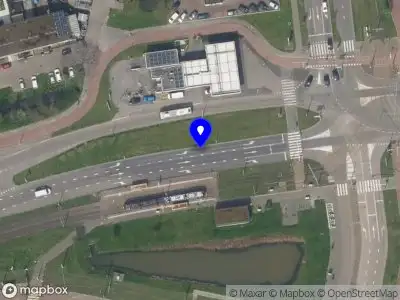 Ambulance met gepaste spoed naar de Groeninx van Zoelenlaan in Rotterdam