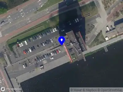 Ambulance met grote spoed naar de Coolhaven in Rotterdam