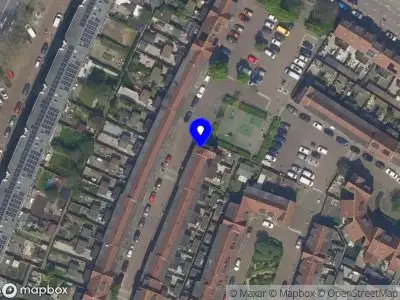 Ambulance met grote spoed naar de Huijgensstraat in Vlaardingen